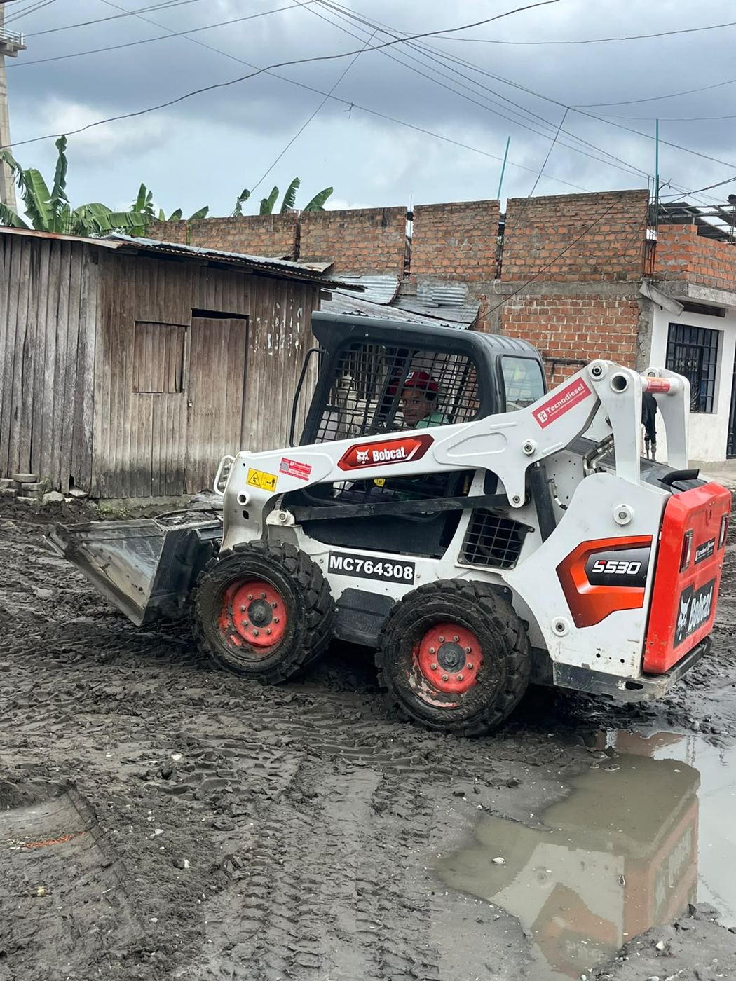 Minicargador operando en terreno difícil